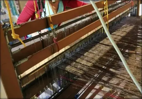 Read more about the article Apprendre à tisser : cours et atelier de tissage à la main pour débuter